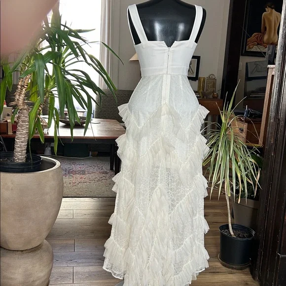 BCBG MAXAZRIA, sz 0, Ivory bridal/resort style of crêpe, lace and tulle. NWOT. - Picture 5 of 8